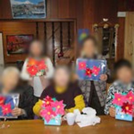 花を持つ人々の集まり