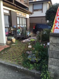 庭のある外観