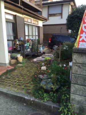 庭のある外観