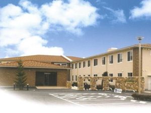 広い駐車場のある外観