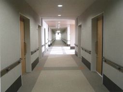 清潔感のある施設の廊下