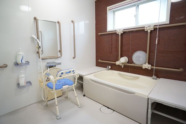 転倒を防ぐための手すりが取り付けられている浴室