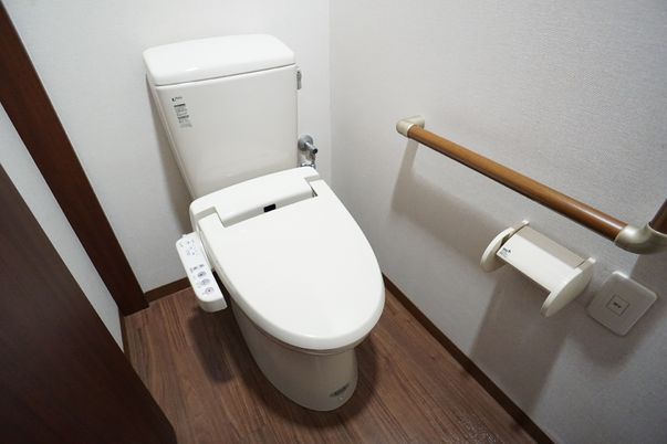 車椅子の方でも余裕をもって利用できるスペースの広いトイレ