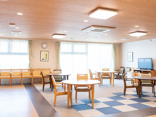 広々とした明るい食堂
