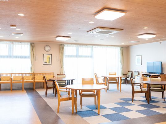 広々とした明るい食堂