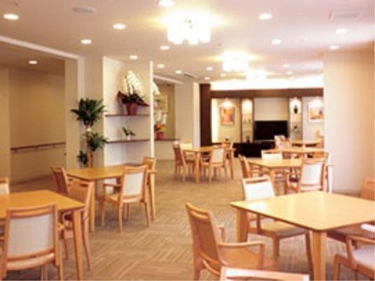 明るく広いダイニングエリア