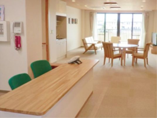 共有スペースの明るい室内