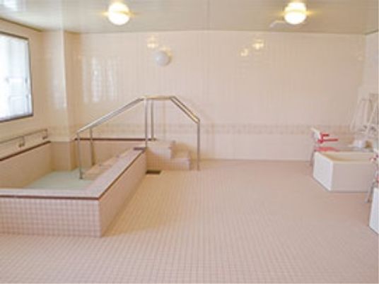 清潔な広々浴室