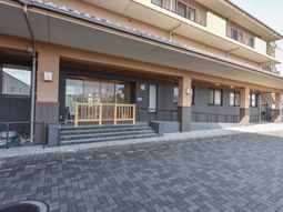 入り口と外観の一部