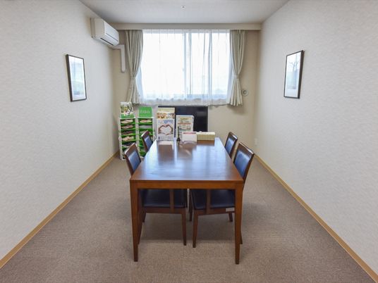 居室のダイニングテーブル