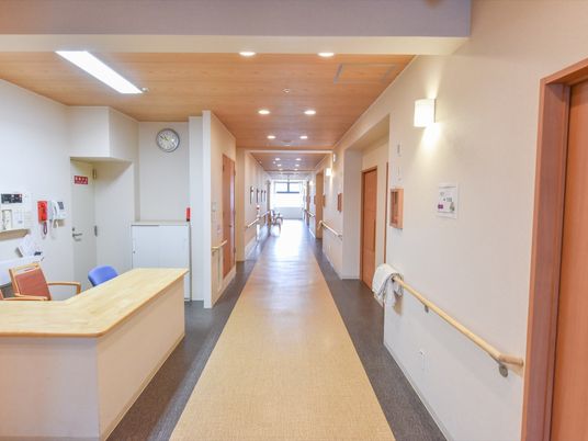 明るい施設の廊下