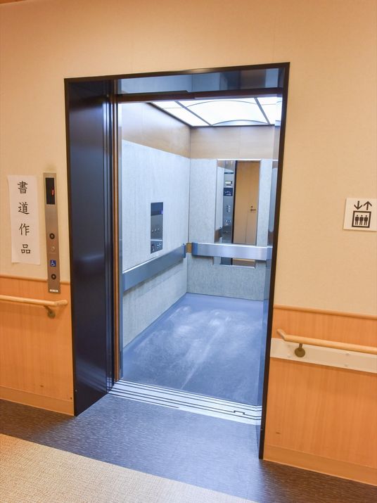 広々としたエレベーター