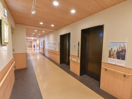 落ち着いた色の廊下