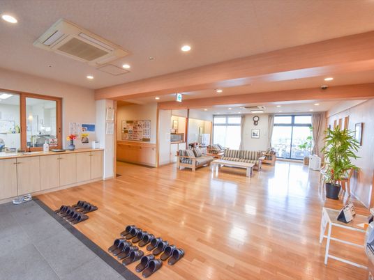 広々とした明るいロビー