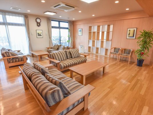 木目調の落ち着いたラウンジ