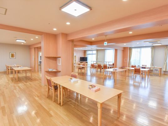 広々とした明るい食堂