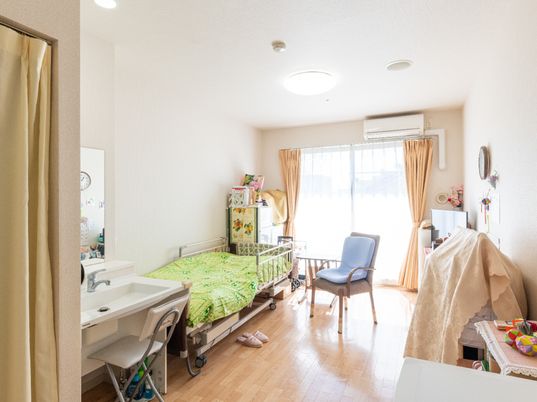 明るい広々とした居室