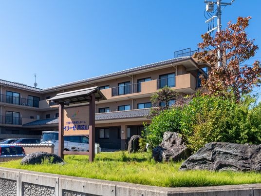 明るい外観の建物