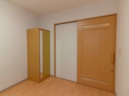 シンプルな洋室の一角