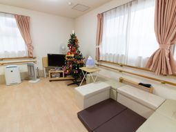 クリスマスツリーのあるリビング