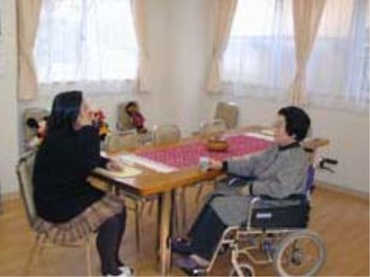 談笑する居室の様子
