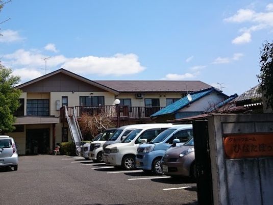 明るい外観の建物