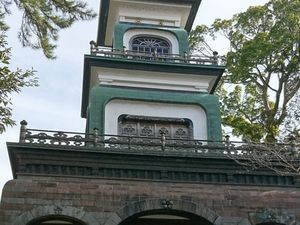 緑色の外壁の建物外観  