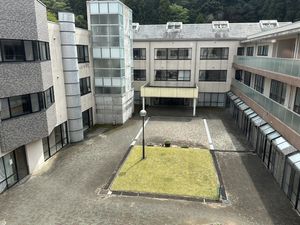 中庭を望む建物外観  