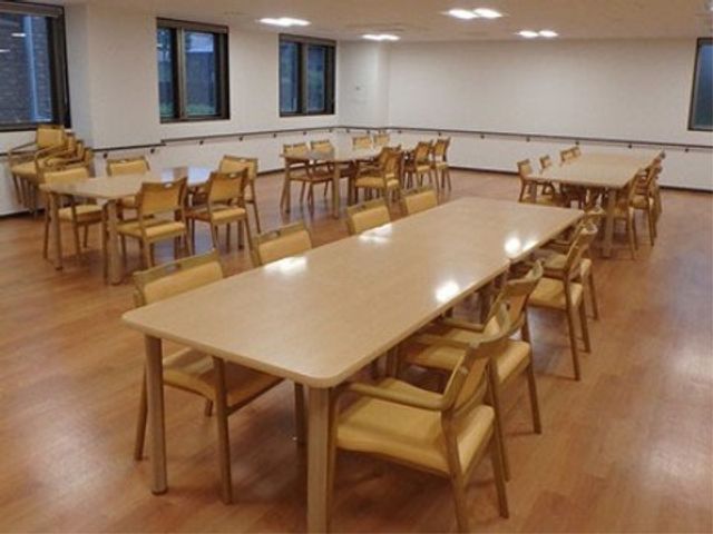 広々とした明るい食堂 リビング 清潔感のあふれる食堂は、広くゆったりとした配置でお食事を楽しめます。ゆとりのあるスペースは、皆様のコミュニケーションの場にも最適です。
