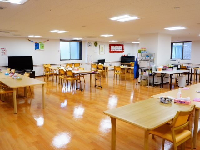 ゆったりとした食堂の様子 多目的スペース２ 活気に満ちた広々とした食堂です。大きめのテーブルや椅子が配置され、交流の場としても機能しています。