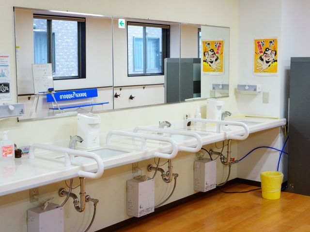 整った洗面台の並び 洗面台 複数の洗面台が整えられた清潔感のあふれる空間で、利用者の方が快適にお身だしなみを整えられます。