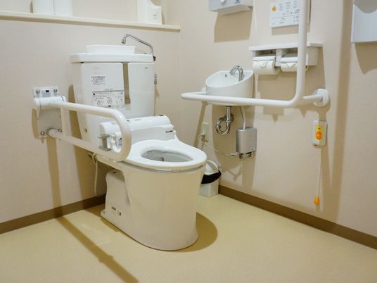 バリアフリー設計のトイレ