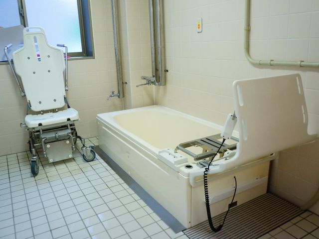 バリアフリー対応の浴室 お風呂 安全かつ快適にご利用いただける設備が整った浴室です。車椅子から移乗しやすい構造で、利用者の自立を支援します。