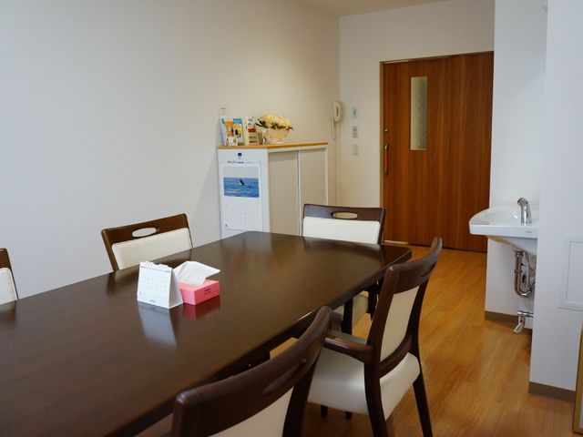 居室内のダイニングテーブル 相談室の内部 清潔でシンプルな居室で、ゆったりとお食事を楽しんでいただける空間です。明るくモダンなデザインで、快適な毎日をサポートいたします。