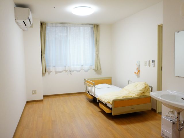 居室の洗面台付きベッド 居室 広々とした清潔感のあふれる居室です。個々のニーズに合わせた空間作りが可能で、安心して日々を過ごせる環境が整っています。