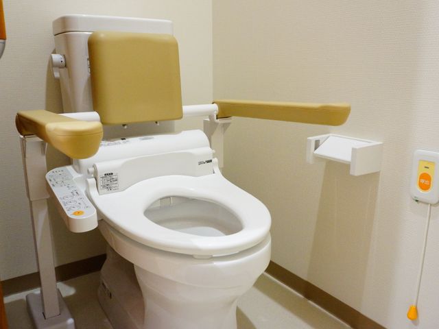快適設備の充実したトイレ トイレ 手すりや緊急コールが設置された清潔なトイレです。安心してご利用いただける環境が整っています。