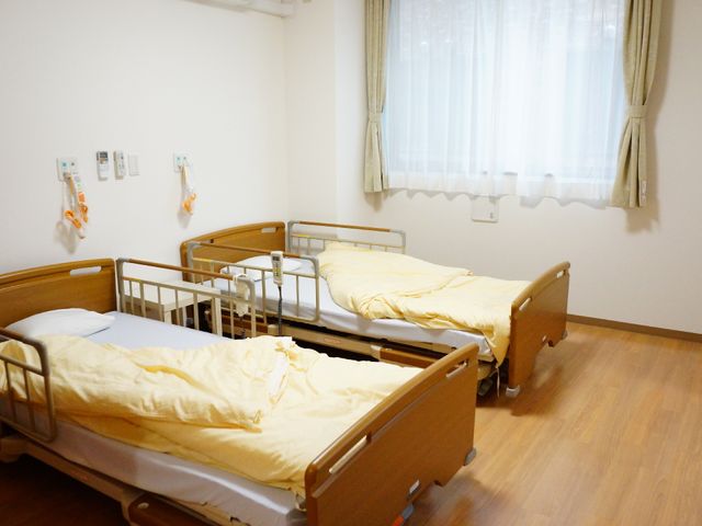 清潔なベッドの並ぶ居室 ベッド 広々として落ち着ける居室です。清潔感があり、快適な生活空間が提供されています。
