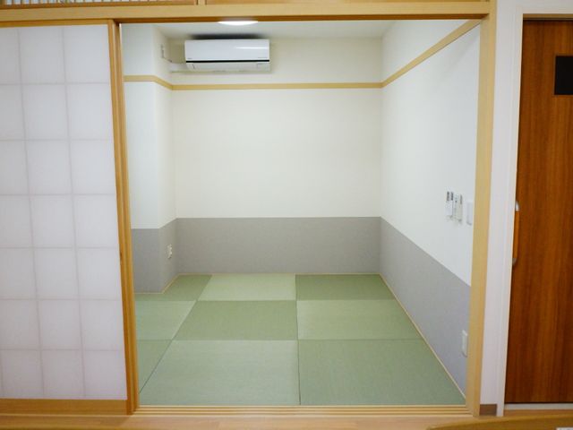 清潔な和室の空間 畳スペース 落ち着いた雰囲気の居室です。一人一人のプライバシーを大切にした、静かで快適な空間をご提供しています。