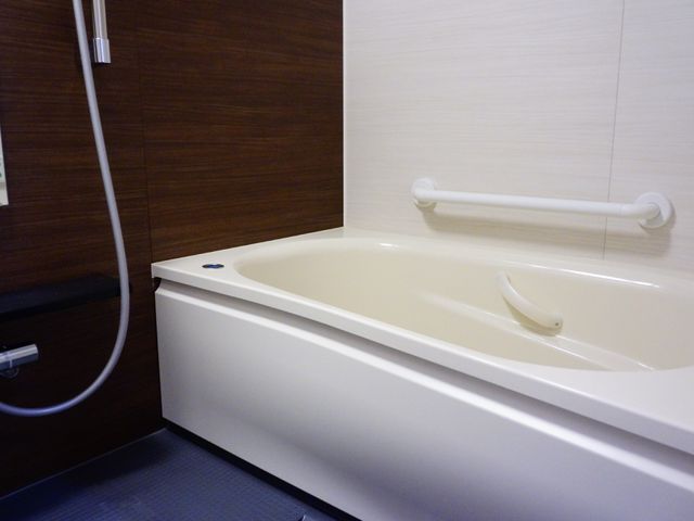 安全な設計の浴室 浴槽 滑りにくい素材と手すりを備え、安全にお使いいただける清潔なバスルームです。