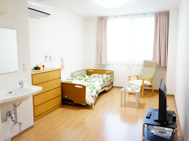 明るく清潔な居室 居室 陽光が差し込む快適な居室です。個人の趣味や必要に応じて、空間のカスタマイズが可能です。