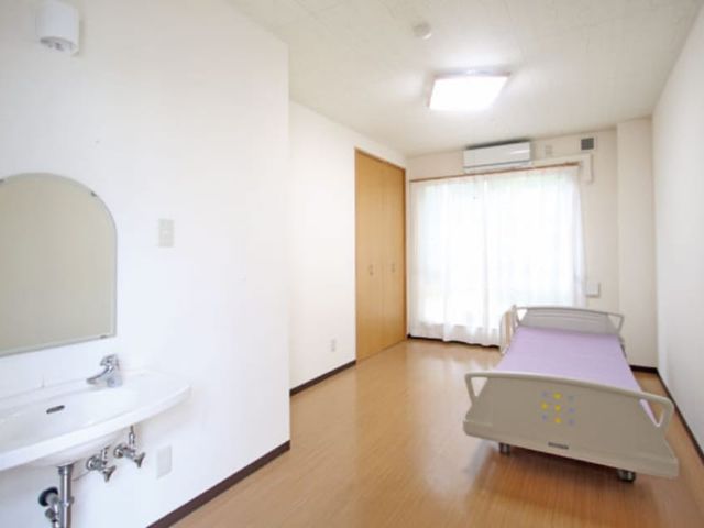 シンプルな居室空間 居室 自然光が入るシンプルな居室で、心地よい日常をサポートします。リラックスできる空間です。