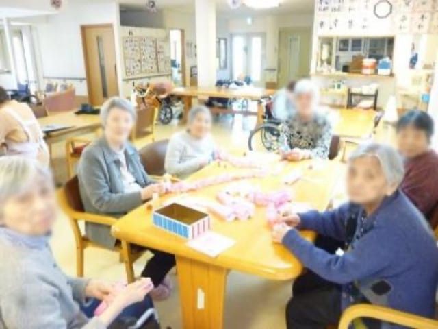 和やかな様子のテーブル ラウンジ 広々とした空間で、皆さん和気あいあいとした雰囲気の中で活動に取り組んでいます。