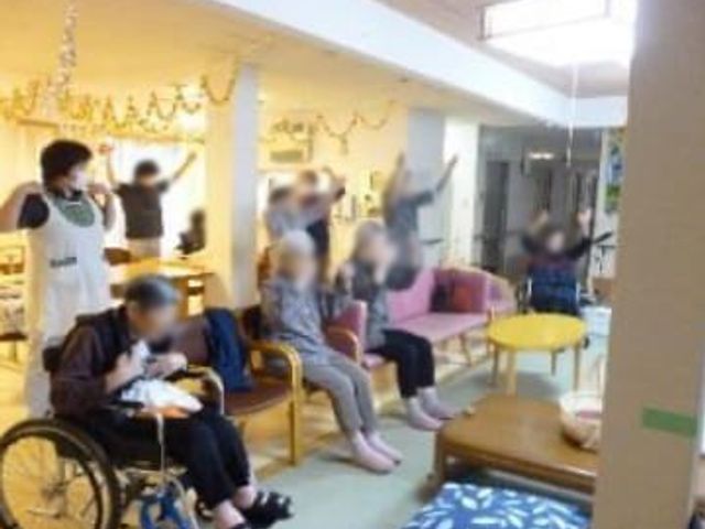座って休むスペース ラウンジ 広々としたラウンジでは、車椅子の方も快適に過ごせる工夫がされています。テレビを囲み、楽しい時間をお過ごしいただけます。
