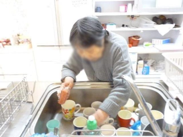 洗い物をする場所 キッチン 明るいキッチンでの食器洗い作業です。整頓しやすく、清潔感のある空間が広がっています。