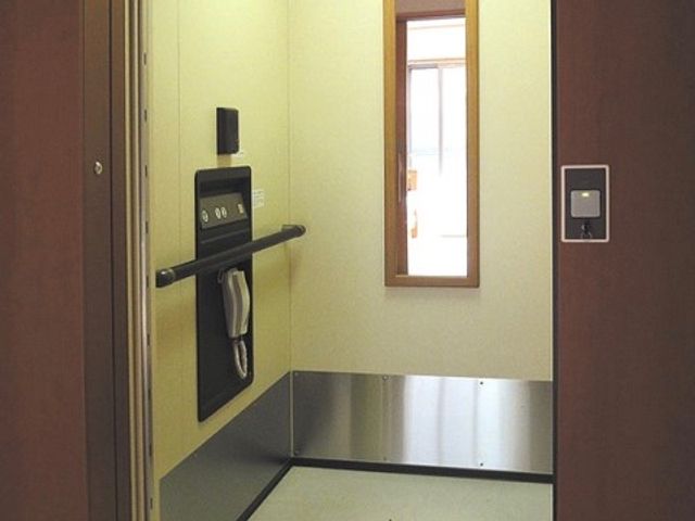 エレベーターのドア付近 エレベーター エレベーターはゆったりとしたスペースを確保し、使いやすい配置です。手すりや非常用の通話装置が整っており、安心してご利用いただけます。