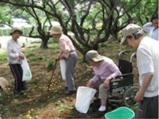 中庭で活動する人々