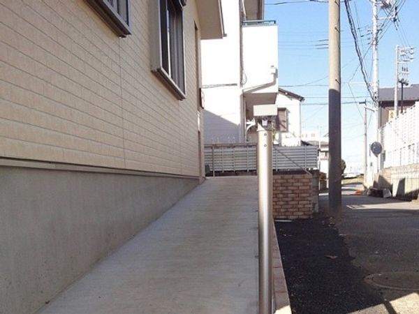 建物の側面と通路