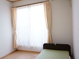 明るい居室の様子