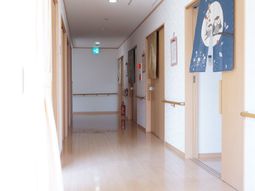 明るいフロアの廊下