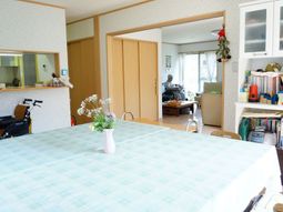 居間とダイニングの一角